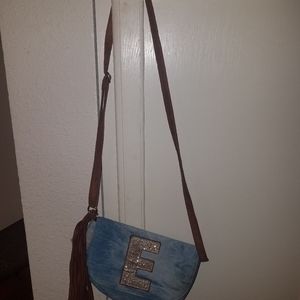 Adjustable bag with E on it